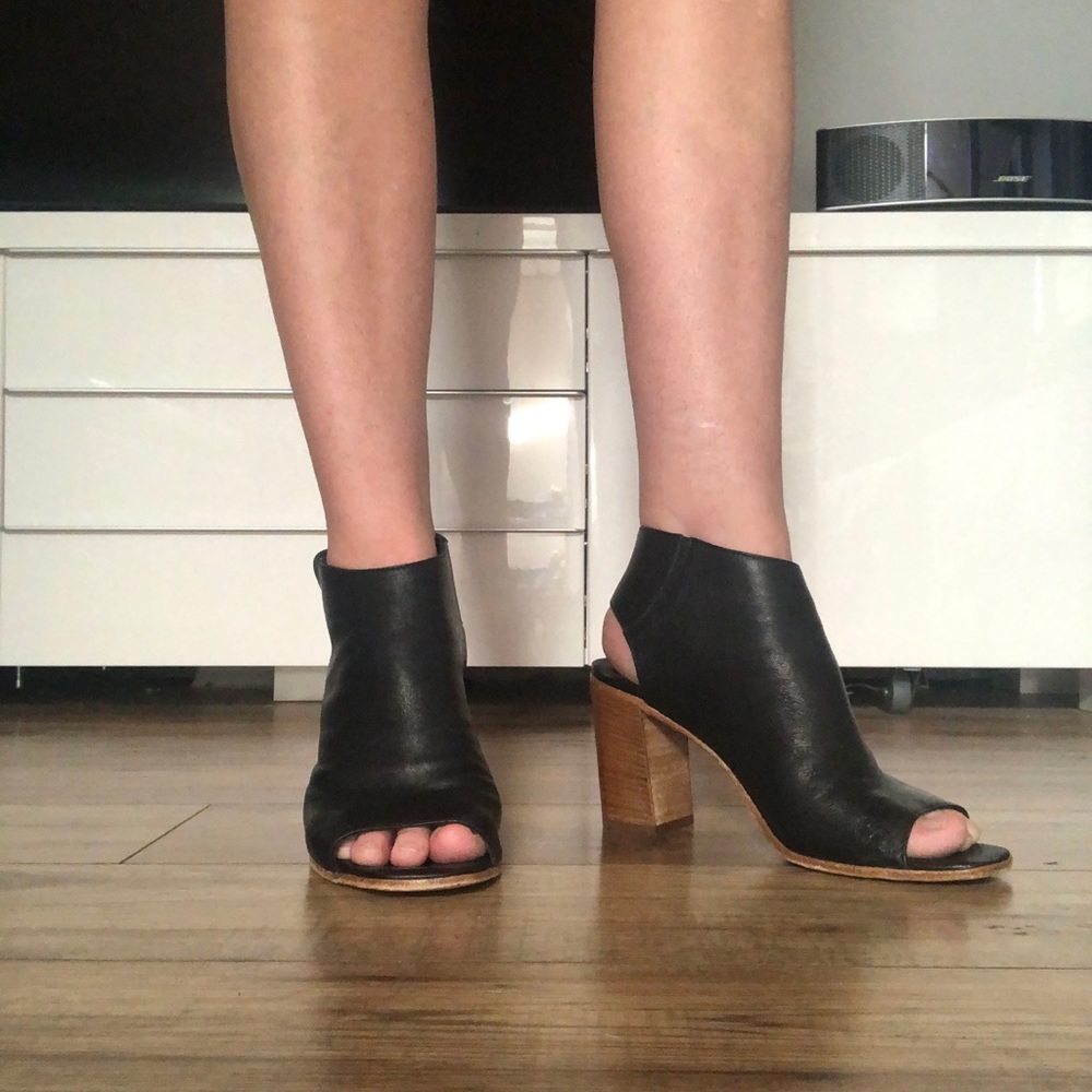 Vero Cuoio Black Leather 3” stacked heel.
